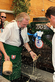 Dachaus Oberbürgermeister Peter Bürgel stach am 08.08.09 mit 3 Schlägen das erste Fass Festbier an (Foto: MartiN Schmitz)